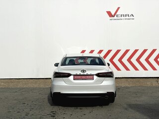 2021 Toyota Camry VIII (XV70) Рестайлинг, белый, 3750000 рублей, вид 4