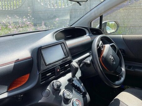 2020 Toyota Sienta II Рестайлинг, серебристый, 1270000 рублей, вид 2