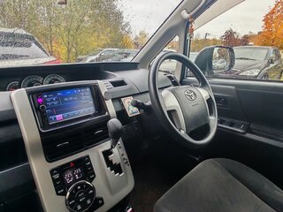 2012 Toyota Noah II (R70), серебристый, 1380000 рублей, вид 3