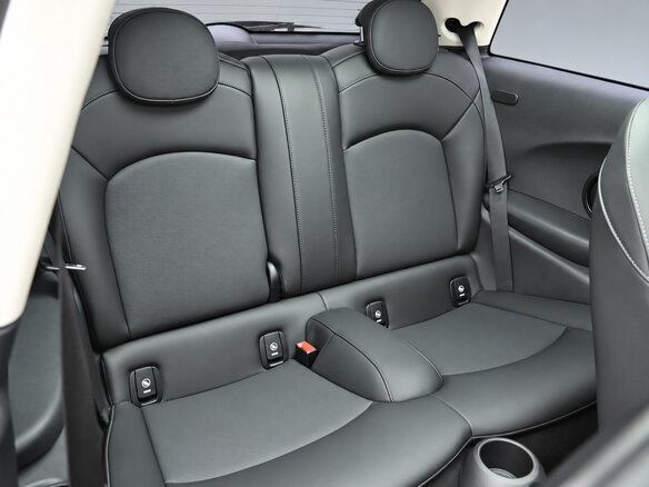 2022 Mini Hatch Cooper III (F55/F56) Рестайлинг 2, серебристый, 1860000 рублей - вид 14