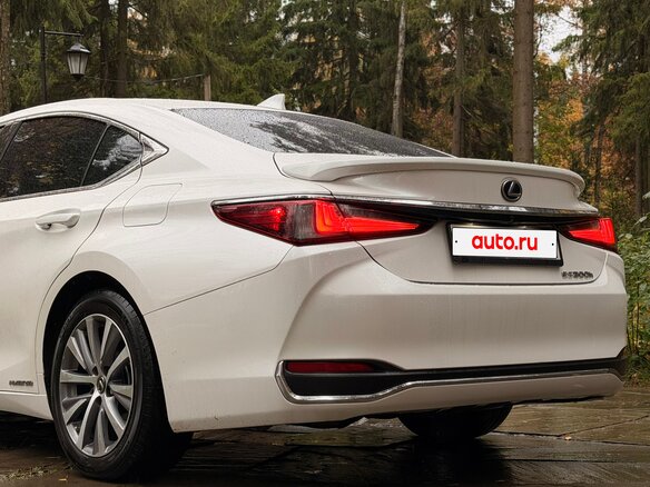 2020 Lexus ES 300h VII, белый, 4200000 рублей - вид 8