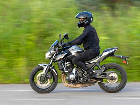 2017 Kawasaki Z 650, серебристый, 550000 рублей, вид 4