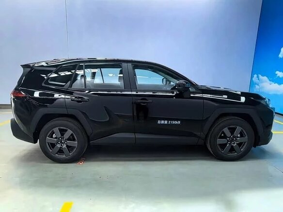 2026 Toyota RAV4 V (XA50), чёрный, 4706000 рублей - вид 2