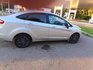 2015 Ford Fiesta Mk6 Рестайлинг, серебристый, 600000 рублей, вид 2