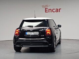 2022 Mini Hatch Cooper III (F55/F56) Рестайлинг 2, чёрный, 1760000 рублей, вид 3