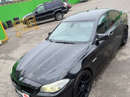 2012 BMW 5 серии 528i xDrive VI (F10/F11/F07), чёрный, вид 2