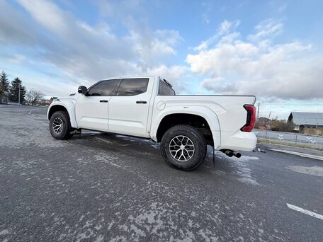 2022 Toyota Tundra CrewMax III, белый, 10500000 рублей, вид 2