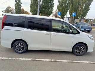 2016 Toyota Noah III (R80), белый, 1800000 рублей, вид 2