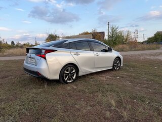 2019 Toyota Prius IV Рестайлинг (XW50), серебристый, 1915000 рублей, вид 4