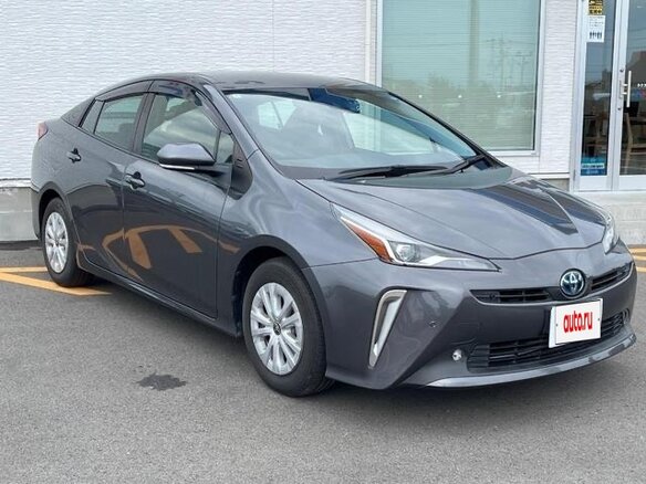 2022 Toyota Prius IV Рестайлинг (XW50), серебристый, 1700000 рублей - вид 1