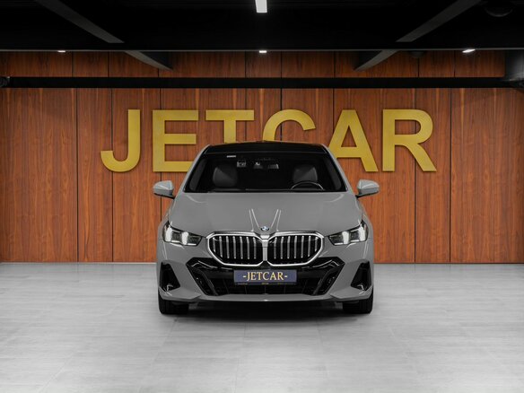 2024 BMW 5 серии 530i xDrive VIII (G60/G61/G68), серый, 8300000 рублей - вид 3
