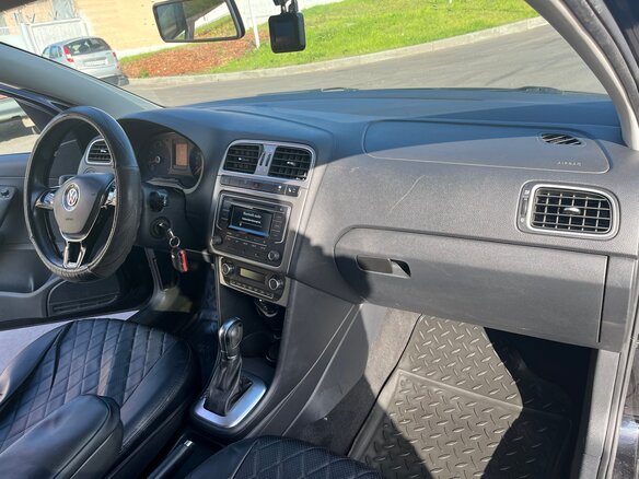 2017 Volkswagen Polo V Рестайлинг, чёрный, 990000 рублей - вид 12