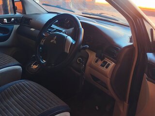 2001 Mitsubishi Chariot Grandis III, чёрный, 650000 рублей, вид 4