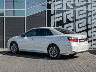 2016 Toyota Camry VII (XV50) Рестайлинг, белый, 1995000 рублей, вид 2