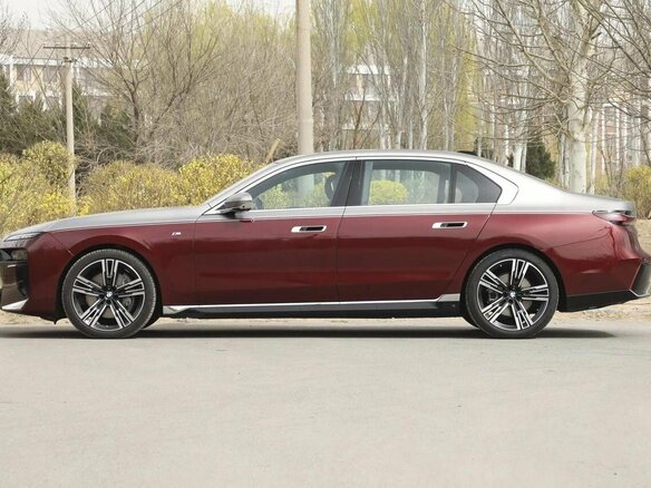 2025 BMW 7 серии 740i xDrive VII (G70), красный, 16760000 рублей - вид 4