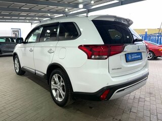 2020 Mitsubishi Outlander III Рестайлинг 3, белый, 2449000 рублей, вид 3