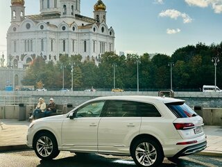 2022 Audi Q7 45 TFSI II (4M) Рестайлинг, белый, 5750000 рублей, вид 3