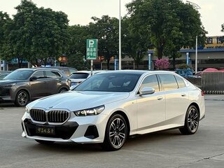 2025 BMW 5 серии Long 525Li VIII (G60/G61/G68), белый, 6115000 рублей, вид 3
