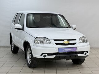 2018 Chevrolet Niva I Рестайлинг, белый, 650000 рублей, вид 2
