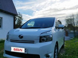 2007 Toyota Voxy II (R70), белый, 1520000 рублей, вид 3