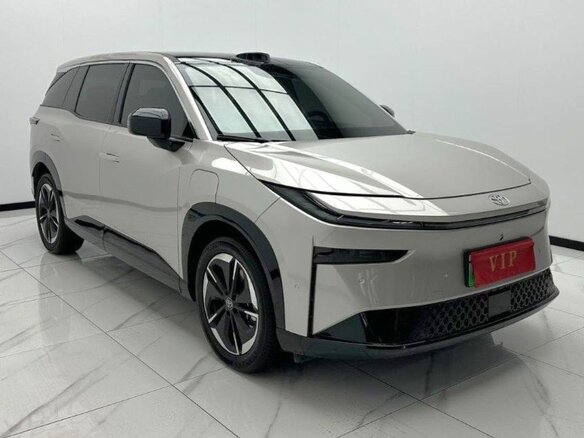 2025 Toyota bZ3X 58.3 kWh, серебристый, 2950000 рублей - вид 2