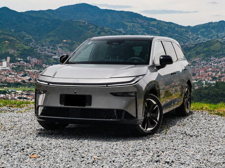 2026 Toyota bZ3X 58.3 kWh, серебристый, 3030000 рублей, вид 3