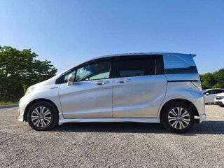 2016 Honda Freed Spike I Рестайлинг 2, серебристый, 815000 рублей, вид 2