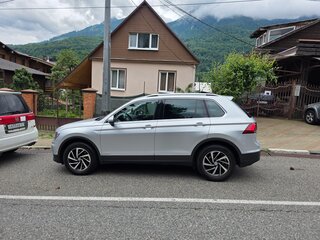 2018 Volkswagen Tiguan II, серебристый, 2400000 рублей, вид 3