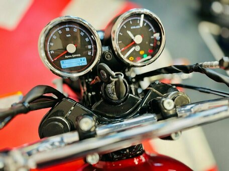 2026 Royal Enfield Interceptor 650, красный, 689000 рублей, вид 4