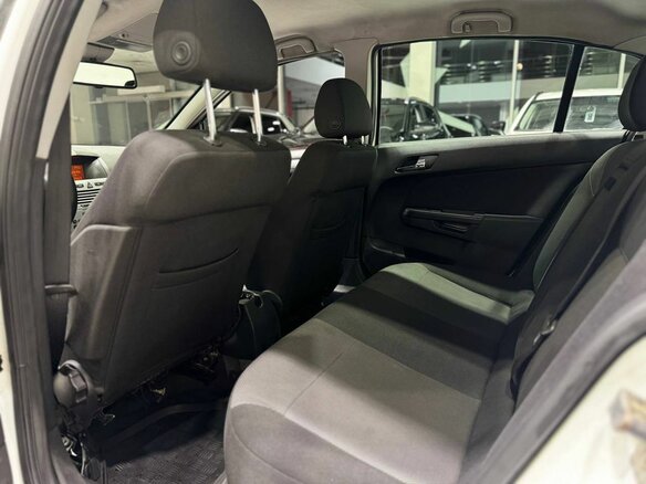 2013 Opel Astra H Рестайлинг, белый - вид 13