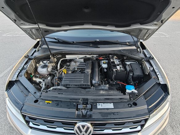 2017 Volkswagen Tiguan II, серебристый - вид 19
