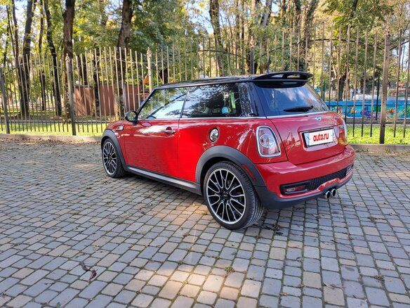 2012 Mini Hatch Cooper S II (R56) Рестайлинг, красный - вид 4