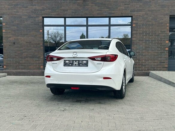 2018 Mazda 3 III (BM) Рестайлинг, белый, 2000000 рублей - вид 3