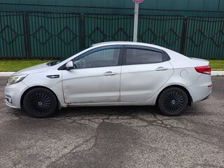 2016 Kia Rio III Рестайлинг, серебристый, 550000 рублей, вид 2