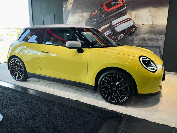 2025 Mini Hatch Cooper Electric SE IV (F65/F66/J01), жёлтый, 5590000 рублей - вид 3