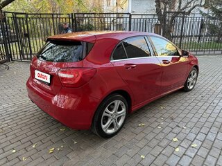 2013 Mercedes-Benz A-Класс 180 III (W176), красный, 1600000 рублей, вид 3