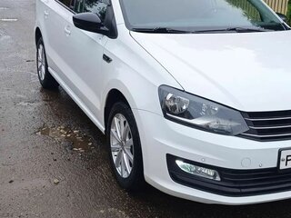 2017 Volkswagen Polo V Рестайлинг, белый, 1400000 рублей, вид 3