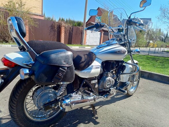 2022 Bajaj Avenger, белый - вид 2