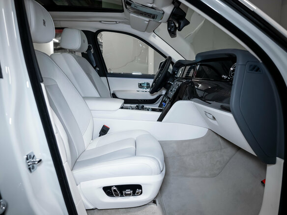 2025 Rolls-Royce Cullinan Black Badge I Рестайлинг (Series II), белый, 64500000 рублей - вид 21