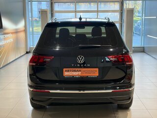2021 Volkswagen Tiguan II Рестайлинг, чёрный, 2449000 рублей, вид 5