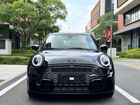 2023 Mini Hatch Cooper III (F55/F56) Рестайлинг 2, чёрный, 2290000 рублей, вид 4