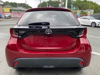 2021 Toyota Yaris IV, пурпурный, 1100000 рублей, вид 3