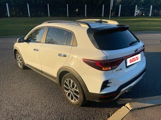 2020 Kia Rio X IV Рестайлинг, белый, 1950000 рублей, вид 3