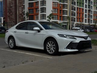 2021 Toyota Camry VIII (XV70) Рестайлинг, белый, 2560000 рублей, вид 3