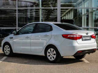2013 Kia Rio 5-speed III, белый, 700000 рублей, вид 2