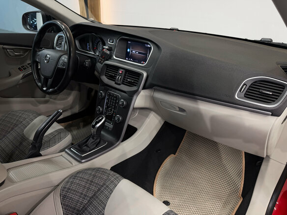 2017 Volvo V40 Cross Country I Рестайлинг, красный, 1970000 рублей - вид 14