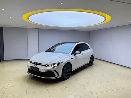 2023 Volkswagen Golf VIII, белый, 1850000 рублей, вид 1