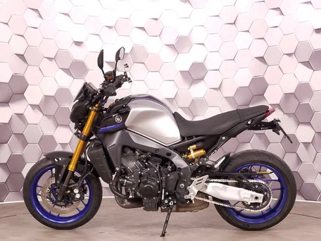 2023 Yamaha MT-09 (FZ-09), серебристый, 1099000 рублей, вид 4