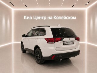 2021 Mitsubishi Outlander III Рестайлинг 3, белый, 2395000 рублей, вид 3