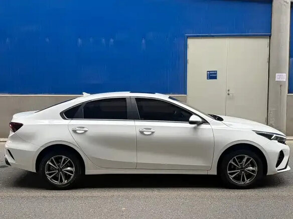 2023 Kia K3 II (China Market) Рестайлинг, белый - вид 8